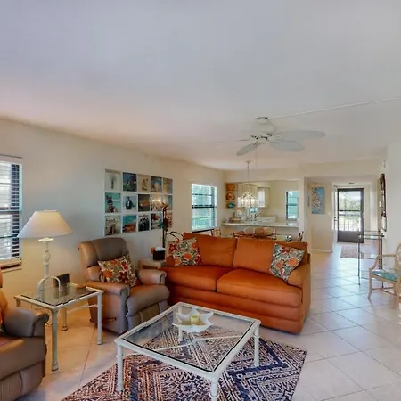 Prime Location I Free Beach Access Directly Across The Street!!!